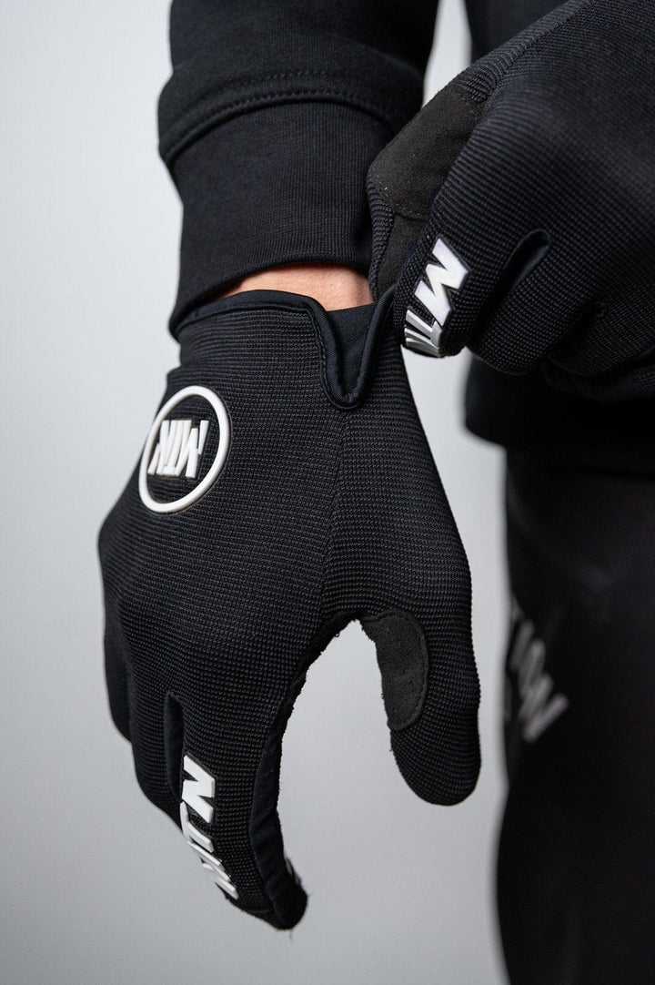 All Black MTB Handschuhe MTN - The Motion Brand Bike Gloves Bike Handschuhe Fahrradhandschuhe Bikewear Bike wear Glove Schwarz Schwarze Fahrradhandschuhe Fahrradhandschuhe mit Handyfunktion Handschuhe Display bedienbar Fahrradhandschuhe smartphone smartphone handschuhe mtb handschuhe mtb glove mountainbike handschuhe schwarz