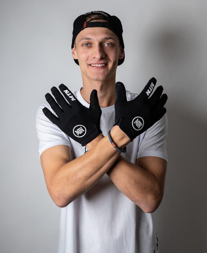 All Black MTB Handschuhe MTN - The Motion Brand Bike Gloves Bike Handschuhe Fahrradhandschuhe Bikewear Bike wear Glove Schwarz Schwarze Fahrradhandschuhe Fahrradhandschuhe mit Handyfunktion Handschuhe Display bedienbar Fahrradhandschuhe smartphone smartphone handschuhe mtb handschuhe mtb glove mountainbike handschuhe schwarz