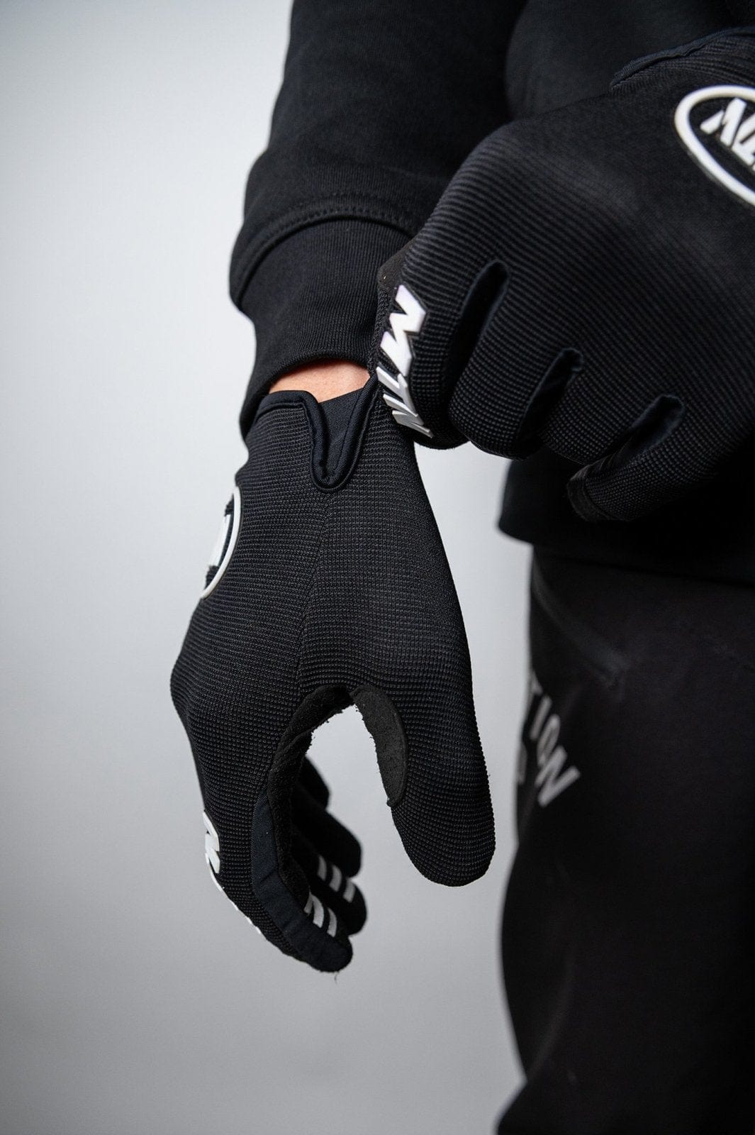 All Black MTB Handschuhe MTN - The Motion Brand Bike Gloves Bike Handschuhe Fahrradhandschuhe Bikewear Bike wear Glove Schwarz Schwarze Fahrradhandschuhe Fahrradhandschuhe mit Handyfunktion Handschuhe Display bedienbar Fahrradhandschuhe smartphone smartphone handschuhe mtb handschuhe mtb glove mountainbike handschuhe schwarz
