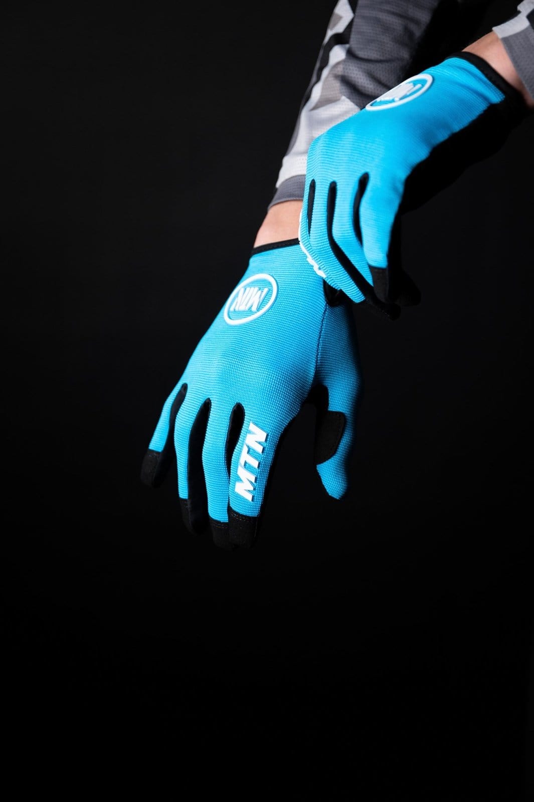 Blue MTB Handschuhe MTN - The Motion Brand Bike Gloves Bike Handschuhe Fahrradhandschuhe Bikewear Bike wear Glove Blau Lukas Knopf Merch Lukas Knopf Merchandise Life's Short Stunt It Blaue Fahrradhandschuhe Fahrradhandschuhe mit Handyfunktion Handschuhe Display bedienbar Fahrradhandschuhe smartphone smartphone handschuhe mtb handschuhe mtb glove mountainbike handschuhe blau