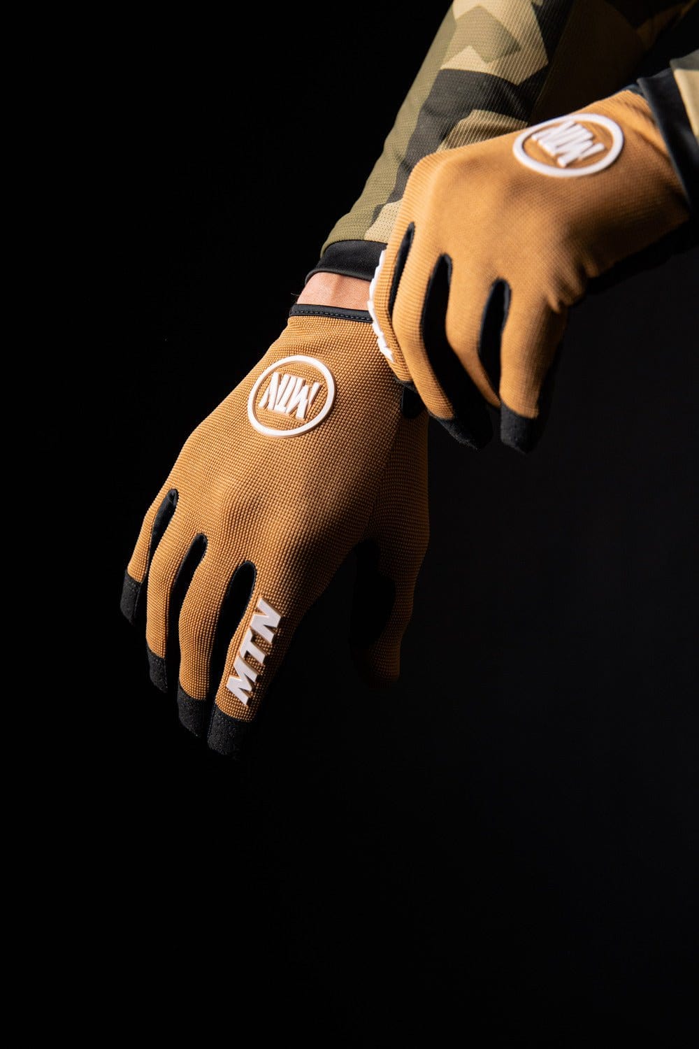 Brown MTB Handschuhe MTN - The Motion Brand Braune Fahrradhandschuhe Fahrradhandschuhe mit Handyfunktion Handschuhe Display bedienbar Fahrradhandschuhe smartphone smartphone handschuhe mtb handschuhe mtb glove mountainbike handschuhe braun