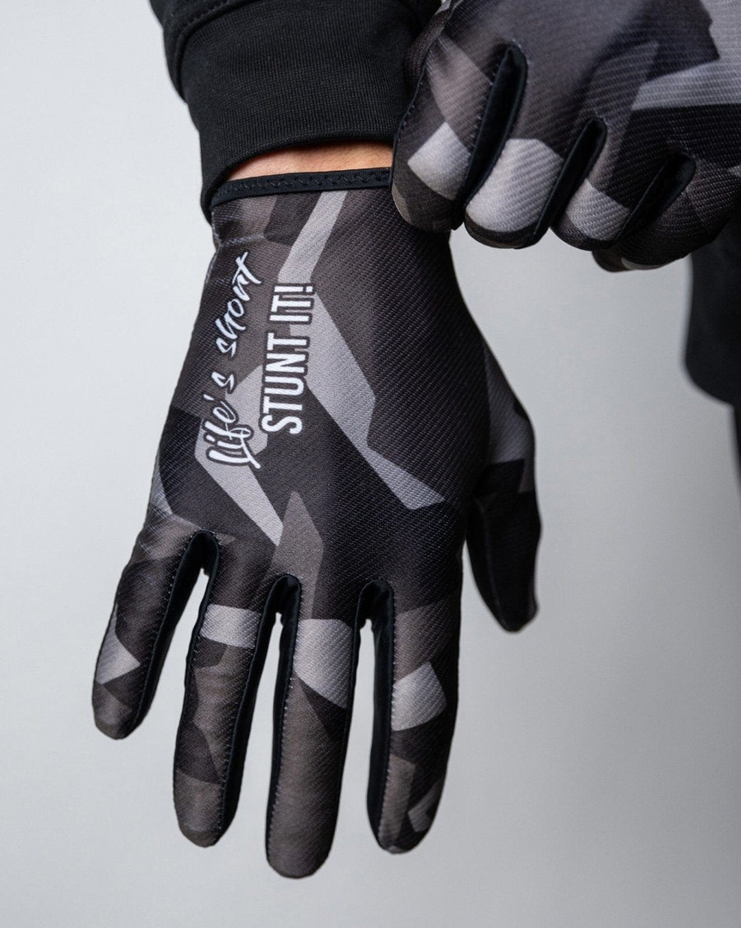 the motion brand handschuhe Dark camo MTB gloves – Lukas Knopf