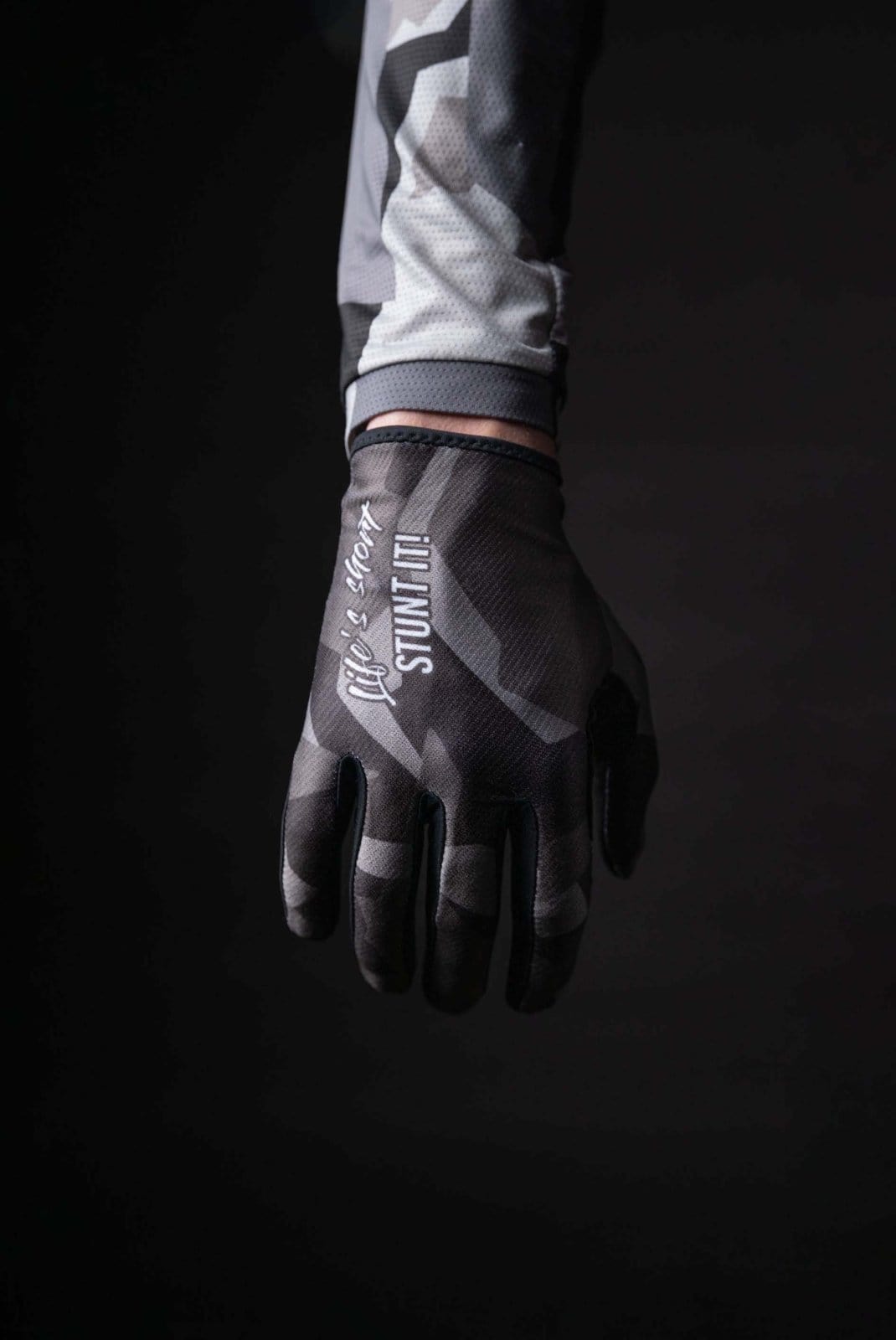 Dark-Camo MTB Handschuhe - The Motion Brand Bike Gloves Bike Handschuhe Fahrradhandschuhe Bikewear Bike wear Glove Camouflage Lukas Knopf Merch Lukas Knopf Merchandise Life's Short Stunt It