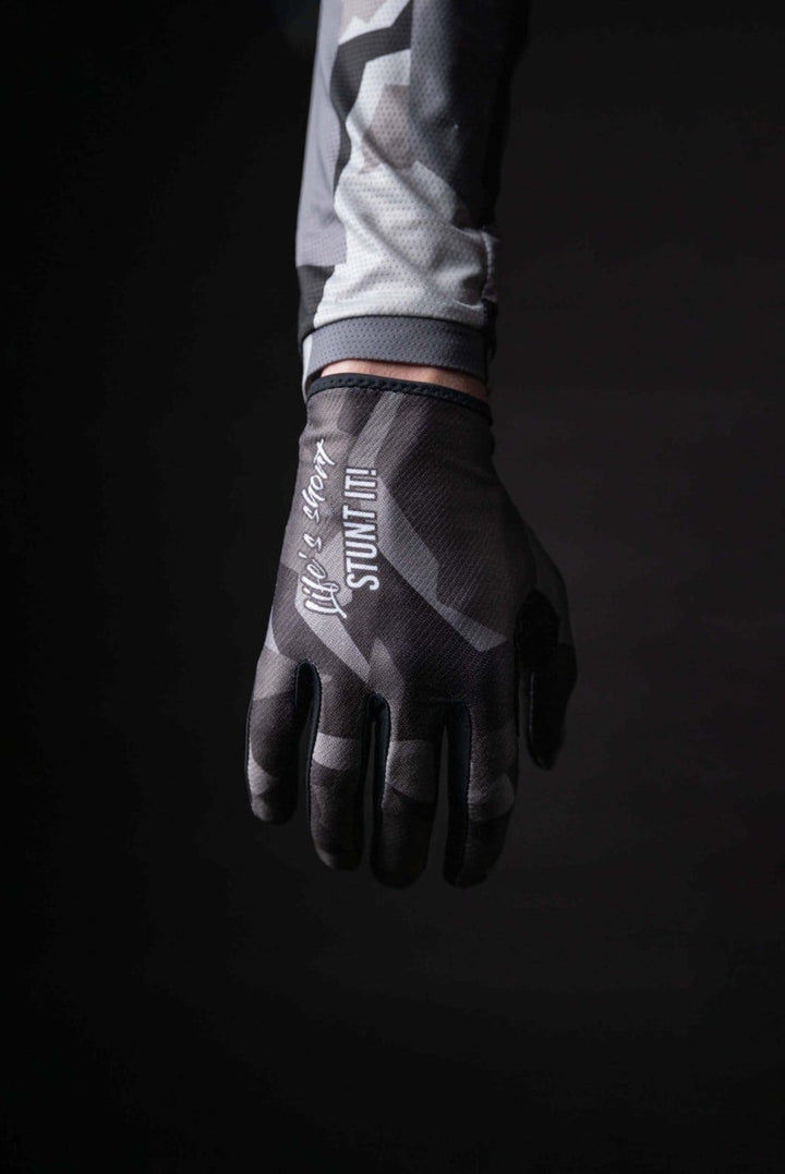 Dark-Camo MTB Handschuhe - The Motion Brand Bike Gloves Bike Handschuhe Fahrradhandschuhe Bikewear Bike wear Glove Camouflage Lukas Knopf Merch Lukas Knopf Merchandise Life's Short Stunt It