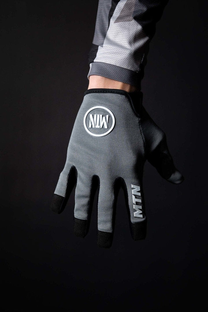 Grey MTB Handschuhe MTN - The Motion Brand  Bike Gloves Bike Handschuhe Fahrradhandschuhe Bikewear Bike wear Glove Grau Lukas Knopf Merch Lukas Knopf Merchandise Life's Short Stunt It Graue Fahrradhandschuhe Fahrradhandschuhe mit Handyfunktion Handschuhe Display bedienbar Fahrradhandschuhe smartphone smartphone handschuhe mtb handschuhe mtb glove mountainbike handschuhe grau