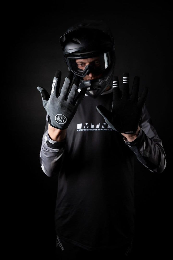 Grey MTB Handschuhe MTN - The Motion Brand Bike Gloves Bike Handschuhe Fahrradhandschuhe Bikewear Bike wear Glove Grau Graue Fahrradhandschuhe Fahrradhandschuhe mit Handyfunktion Handschuhe Display bedienbar Fahrradhandschuhe smartphone smartphone handschuhe mtb handschuhe mtb glove mountainbike handschuhe grau