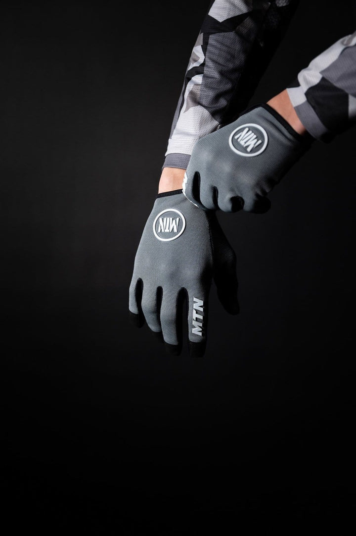 Grey MTB Handschuhe MTN - The Motion Brand Bike Gloves Bike Handschuhe Fahrradhandschuhe Bikewear Bike wear Glove Grau Lukas Knopf Merch Lukas Knopf Merchandise Life's Short Stunt It Graue Fahrradhandschuhe Fahrradhandschuhe mit Handyfunktion Handschuhe Display bedienbar Fahrradhandschuhe smartphone smartphone handschuhe mtb handschuhe mtb glove mountainbike handschuhe grau