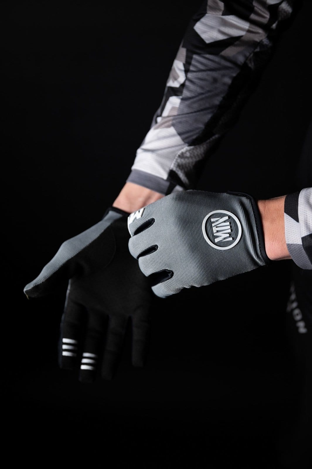 Grey MTB Handschuhe MTN - The Motion Brand Bike Gloves Bike Handschuhe Fahrradhandschuhe Bikewear Bike wear Glove Grau Graue Fahrradhandschuhe Fahrradhandschuhe mit Handyfunktion Handschuhe Display bedienbar Fahrradhandschuhe smartphone smartphone handschuhe mtb handschuhe mtb glove mountainbike handschuhe grau