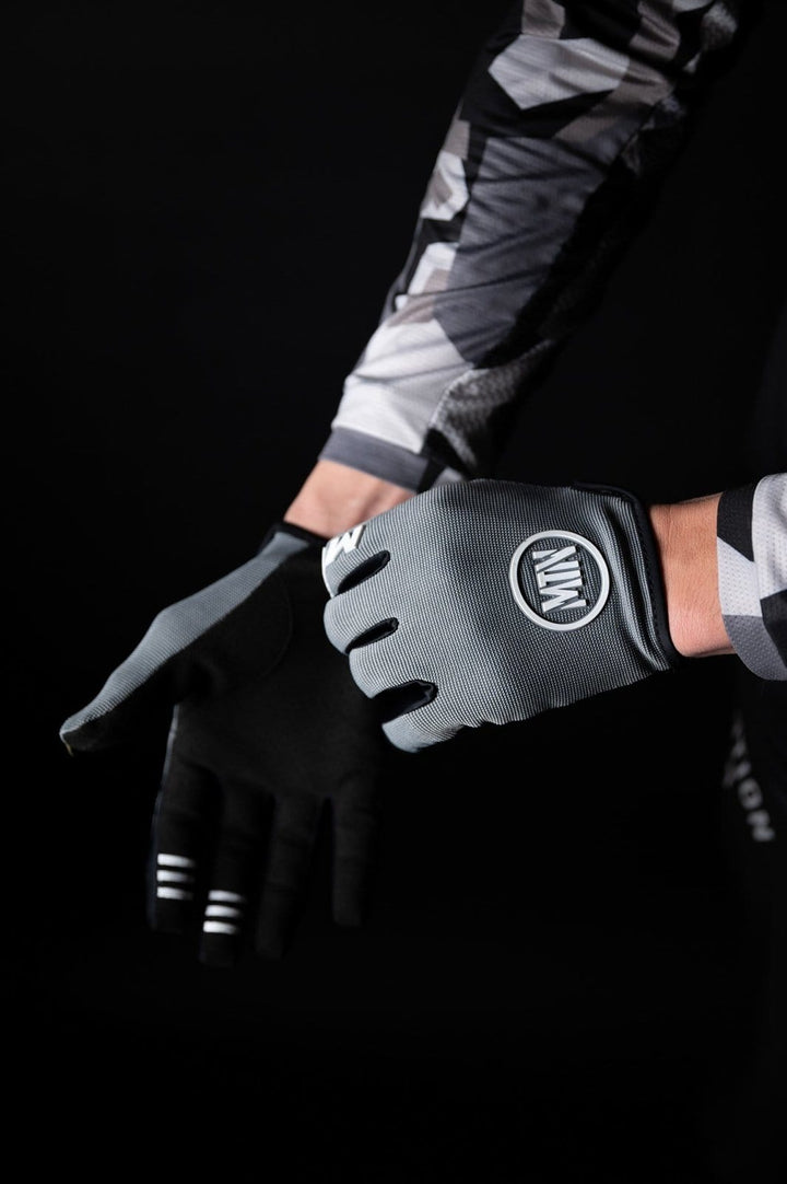 Grey MTB Handschuhe MTN - The Motion Brand Bike Gloves Bike Handschuhe Fahrradhandschuhe Bikewear Bike wear Glove Grau Graue Fahrradhandschuhe Fahrradhandschuhe mit Handyfunktion Handschuhe Display bedienbar Fahrradhandschuhe smartphone smartphone handschuhe mtb handschuhe mtb glove mountainbike handschuhe grau