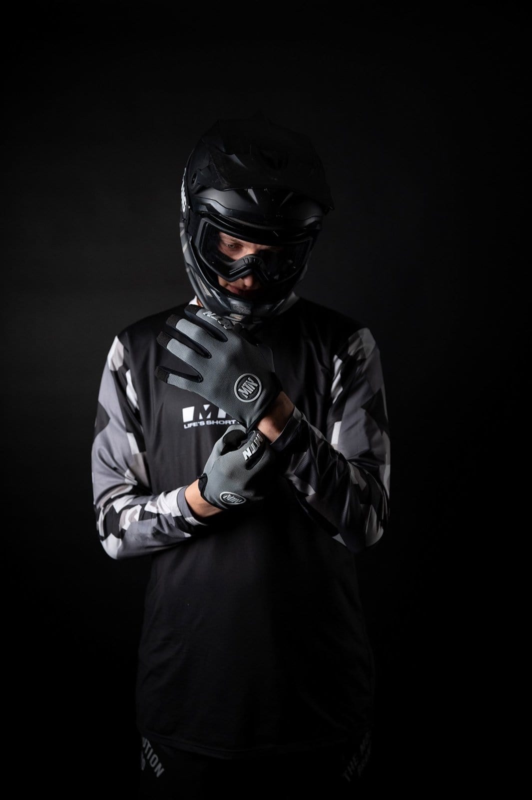 Grey MTB Handschuhe MTN - The Motion Brand Bike Gloves Bike Handschuhe Fahrradhandschuhe Bikewear Bike wear Glove Grau Graue Fahrradhandschuhe Fahrradhandschuhe mit Handyfunktion Handschuhe Display bedienbar Fahrradhandschuhe smartphone smartphone handschuhe mtb handschuhe mtb glove mountainbike handschuhe grau