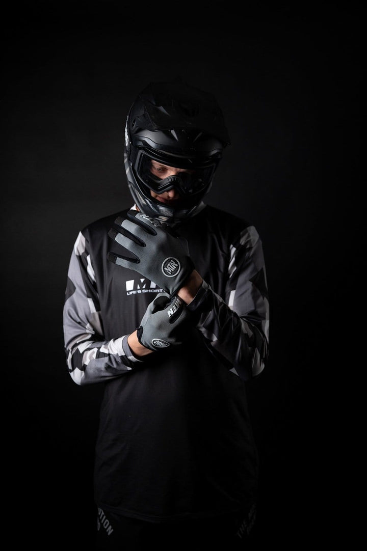 Grey MTB Handschuhe MTN - The Motion Brand Bike Gloves Bike Handschuhe Fahrradhandschuhe Bikewear Bike wear Glove Grau Graue Fahrradhandschuhe Fahrradhandschuhe mit Handyfunktion Handschuhe Display bedienbar Fahrradhandschuhe smartphone smartphone handschuhe mtb handschuhe mtb glove mountainbike handschuhe grau