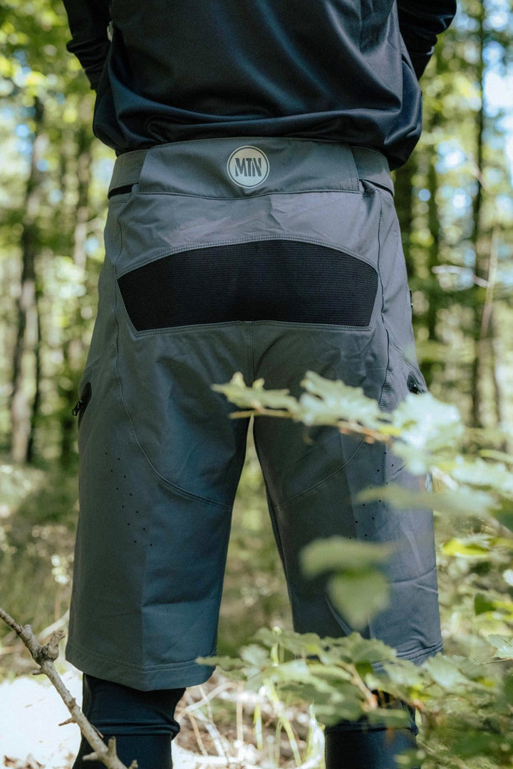 MTB Shorts 3.0 Grau - The Motion Brand graue kurze fahrradhose kurze mtb hose mtb shorts lukas knopf merch the motion brand bike hose