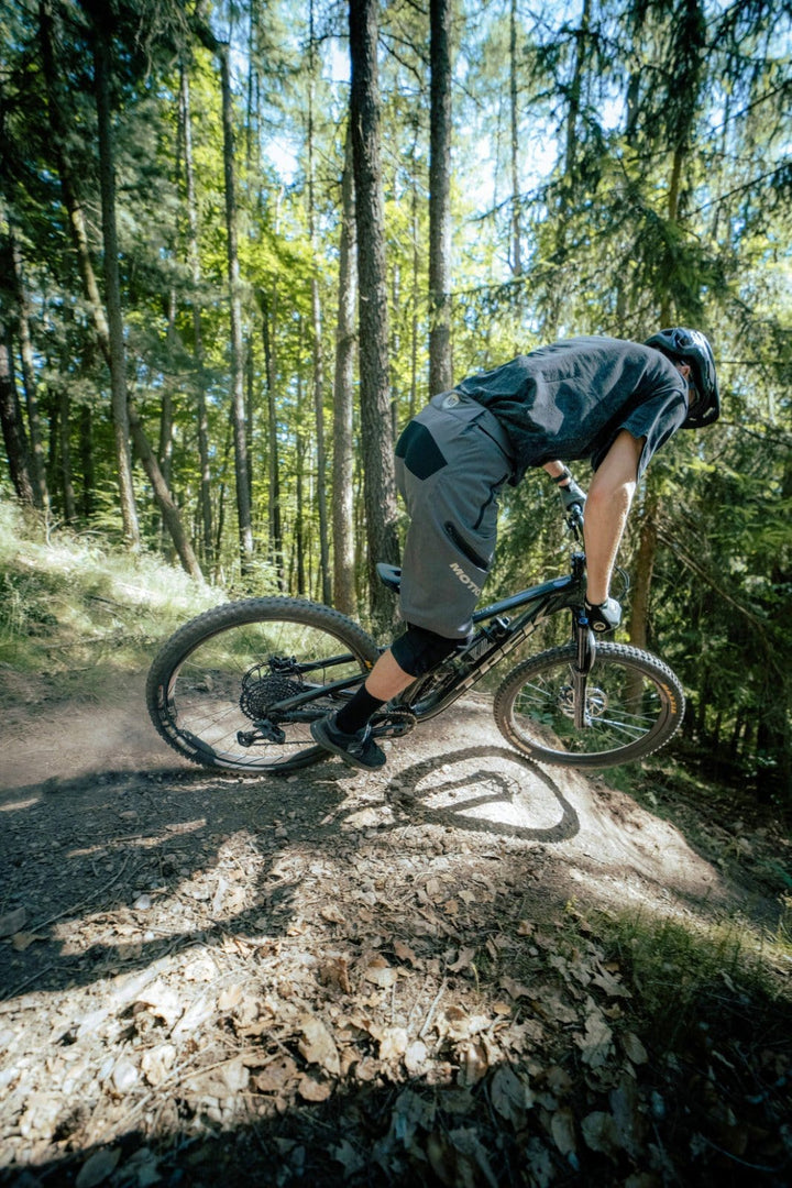 MTB Shorts 3.0 Grau - The Motion Brand graue kurze fahrradhose kurze mtb hose mtb shorts lukas knopf merch the motion brand bike hose sommerhose fürs biken bikehose für den sommer