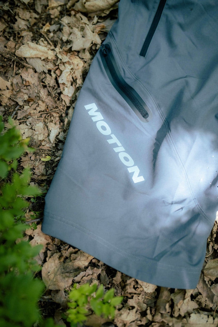 MTB Shorts 3.0 Grau - The Motion Brand graue kurze fahrradhose kurze mtb hose mtb shorts lukas knopf merch the motion brand bike hose sommerhose fürs biken bikehose für den sommer