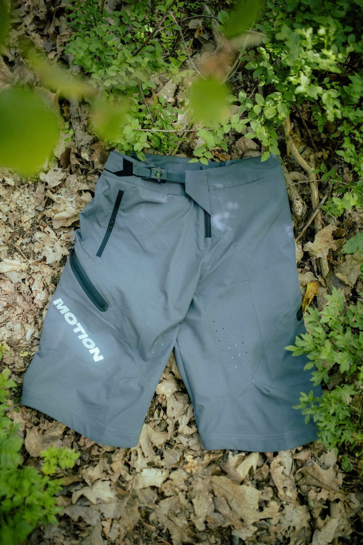 MTB Shorts 3.0 Grau - The Motion Brand graue kurze fahrradhose kurze mtb hose mtb shorts lukas knopf merch the motion brand bike hose sommerhose fürs biken bikehose für den sommer