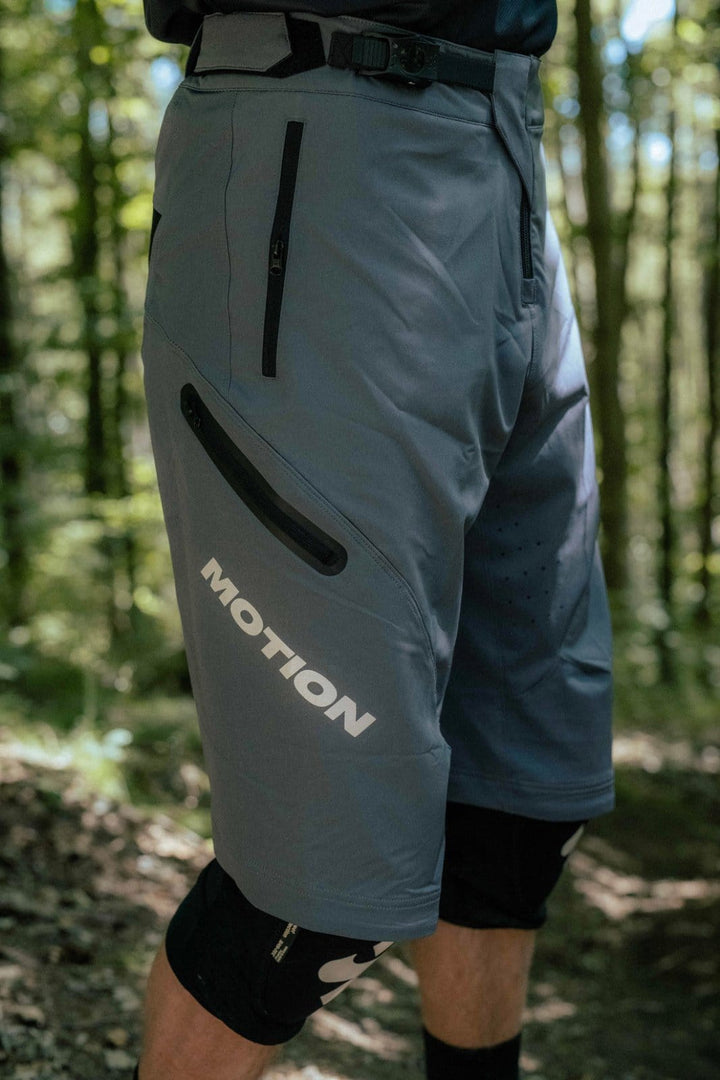 MTB Shorts 3.0 Grau - The Motion Brand graue kurze fahrradhose kurze mtb hose mtb shorts lukas knopf merch the motion brand bike hose