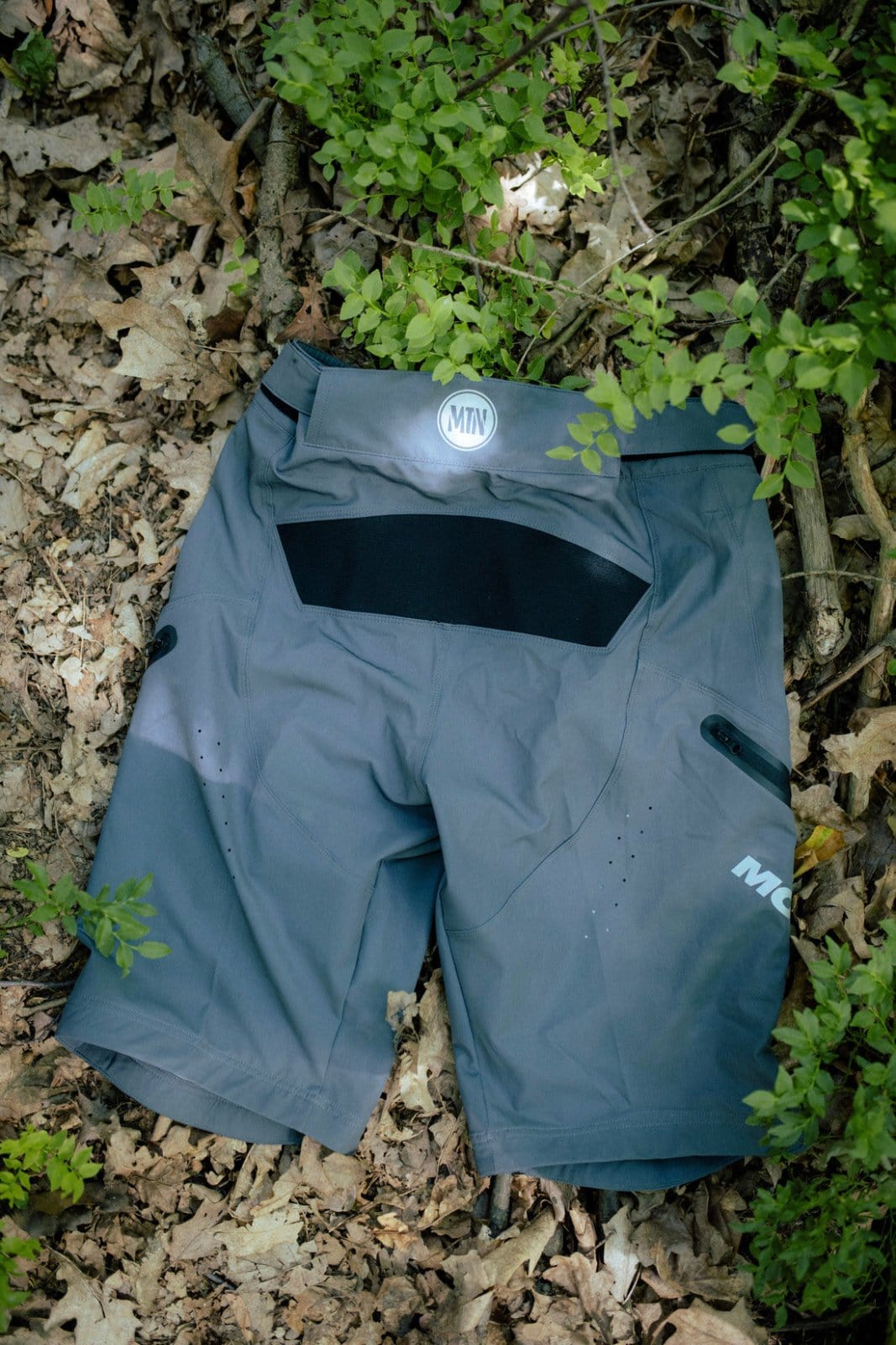 MTB Shorts 3.0 Grau - The Motion Brand graue kurze fahrradhose kurze mtb hose mtb shorts lukas knopf merch the motion brand bike hose sommerhose fürs biken bikehose für den sommer