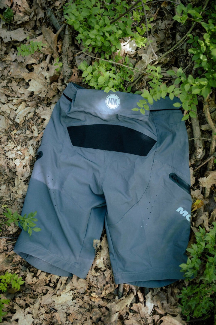 MTB Shorts 3.0 Grau - The Motion Brand graue kurze fahrradhose kurze mtb hose mtb shorts lukas knopf merch the motion brand bike hose sommerhose fürs biken bikehose für den sommer