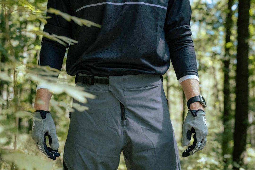 MTB Shorts 3.0 Grau - The Motion Brand graue kurze fahrradhose kurze mtb hose mtb shorts lukas knopf merch the motion brand bike hose sommerhose