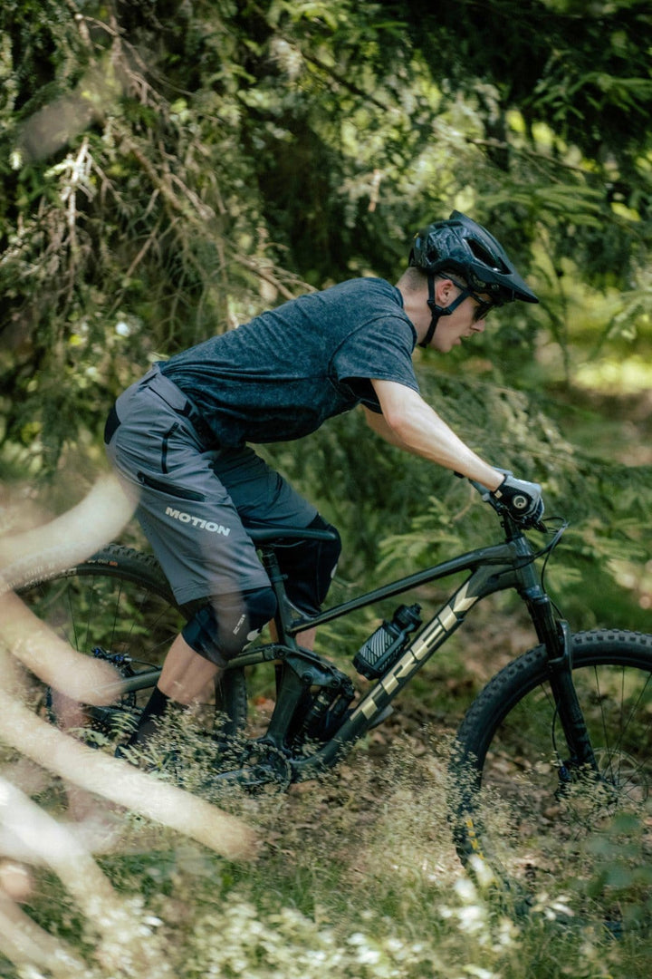 MTB Shorts 3.0 Grau - The Motion Brand graue kurze fahrradhose kurze mtb hose mtb shorts lukas knopf merch the motion brand bike hose sommerhose fürs biken