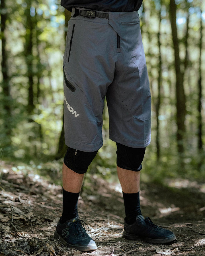 MTB Shorts 3.0 Grau - The Motion Brand graue kurze fahrradhose kurze mtb hose mtb shorts lukas knopf merch the motion brand bike hose