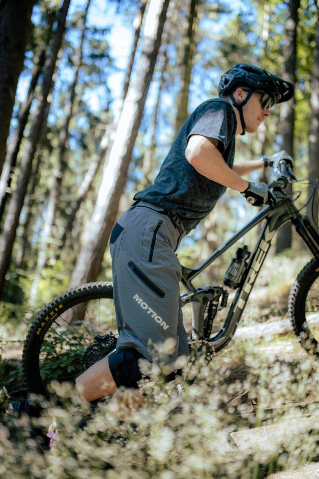MTB Shorts 3.0 Grau - The Motion Brand graue kurze fahrradhose kurze mtb hose mtb shorts lukas knopf merch the motion brand bike hose sommerhose fürs biken bikehose für den sommer