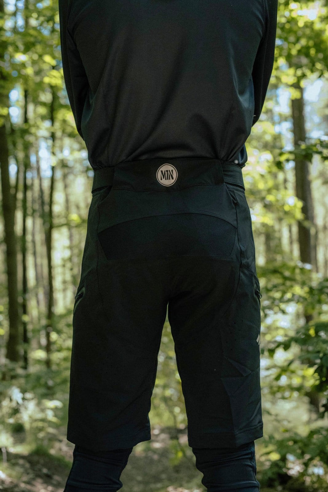 MTB Shorts 3.0 Schwarz - The Motion Brand schwarze kurze fahrradhose kurze mtb hose mtb shorts lukas knopf merch the motion brand bike hose sommerhose fürs biken bikehose für den sommer