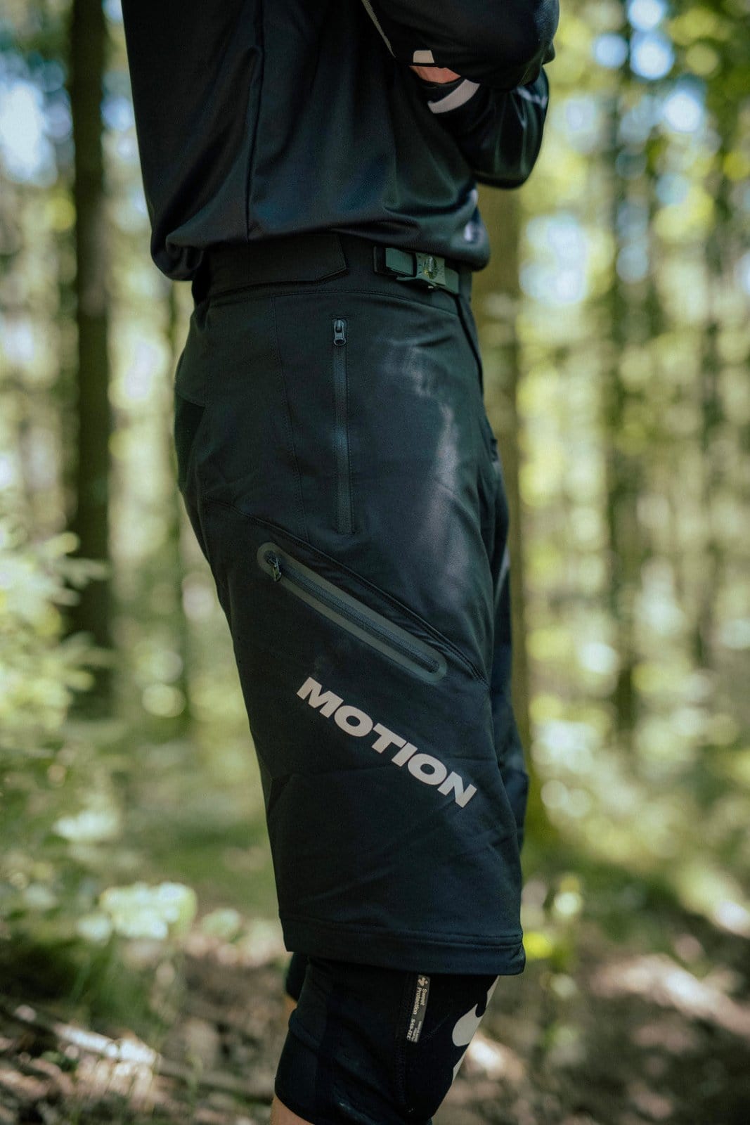 MTB Shorts 3.0 Schwarz - The Motion Brand schwarze kurze fahrradhose kurze mtb hose mtb shorts lukas knopf merch the motion brand bike hose sommerhose fürs biken bikehose für den sommer