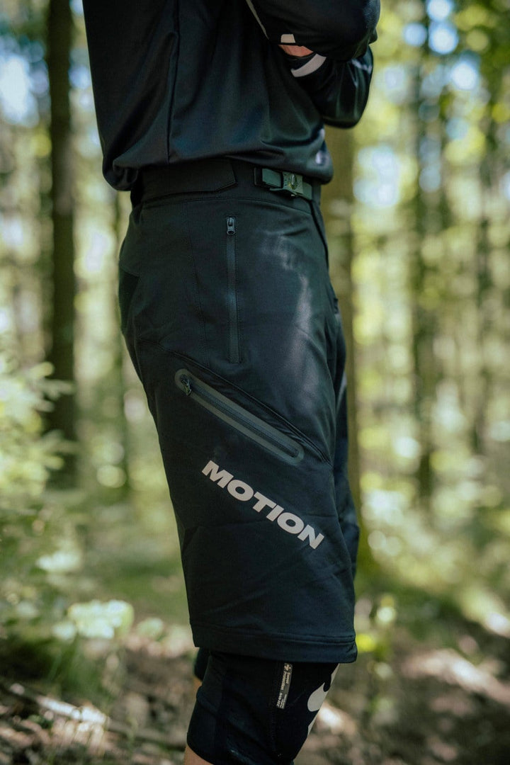 MTB Shorts 3.0 Schwarz - The Motion Brand schwarze kurze fahrradhose kurze mtb hose mtb shorts lukas knopf merch the motion brand bike hose sommerhose fürs biken bikehose für den sommer