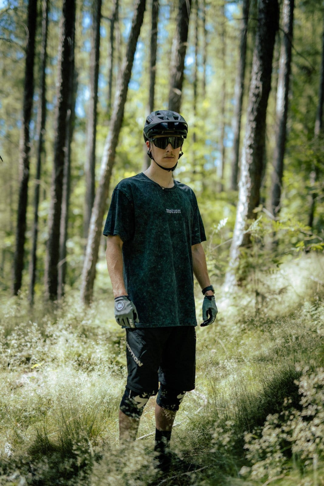 MTB Shorts 3.0 Schwarz - The Motion Brand schwarze kurze fahrradhose kurze mtb hose mtb shorts lukas knopf merch the motion brand bike hose sommerhose fürs biken bikehose für den sommer