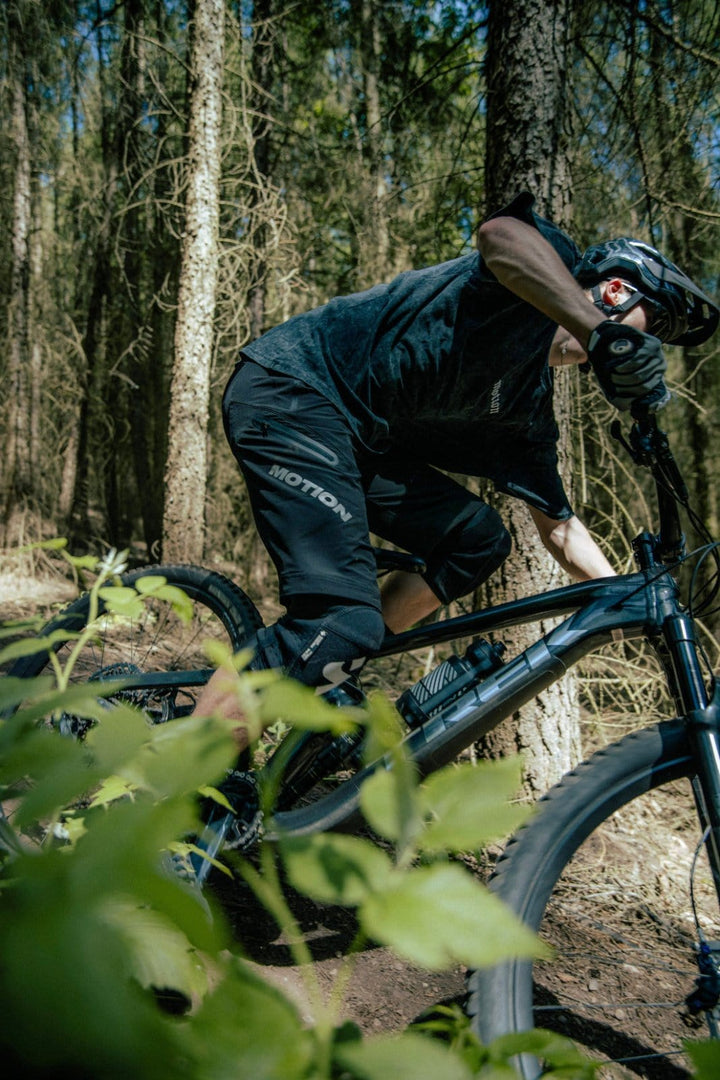 MTB Shorts 3.0 Schwarz - The Motion Brand schwarze kurze fahrradhose kurze mtb hose mtb shorts lukas knopf merch the motion brand bike hose sommerhose fürs biken bikehose für den sommer