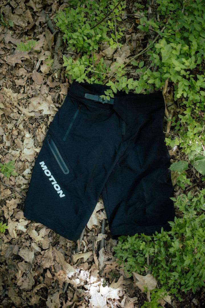 MTB Shorts 3.0 Schwarz - The Motion Brand schwarze kurze fahrradhose kurze mtb hose mtb shorts lukas knopf merch the motion brand bike hose sommerhose fürs biken bikehose für den sommer