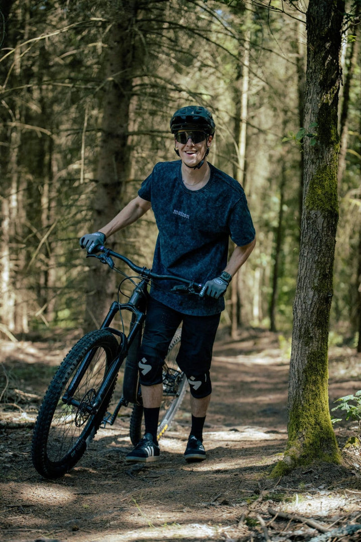 MTB Shorts 3.0 Schwarz - The Motion Brand schwarze kurze fahrradhose kurze mtb hose mtb shorts lukas knopf merch the motion brand bike hose sommerhose fürs biken bikehose für den sommer