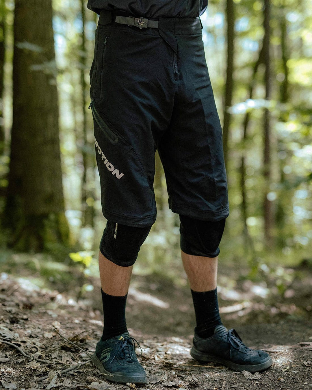 MTB Shorts 3.0 Schwarz - The Motion Brand schwarze kurze fahrradhose kurze mtb hose mtb shorts lukas knopf merch the motion brand bike hose sommerhose fürs biken bikehose für den sommer