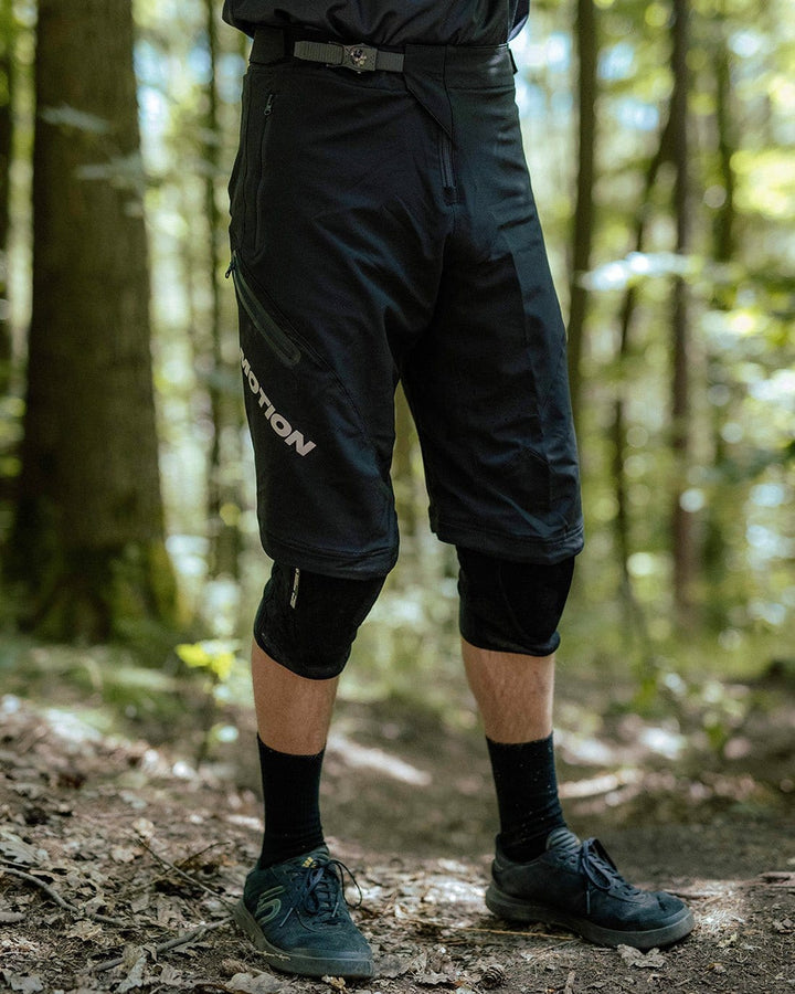 MTB Shorts 3.0 Schwarz - The Motion Brand schwarze kurze fahrradhose kurze mtb hose mtb shorts lukas knopf merch the motion brand bike hose sommerhose fürs biken bikehose für den sommer