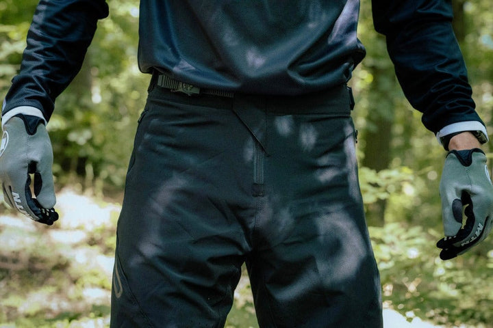 MTB Shorts 3.0 Schwarz - The Motion Brand schwarze kurze fahrradhose kurze mtb hose mtb shorts lukas knopf merch the motion brand bike hose sommerhose fürs biken bikehose für den sommer