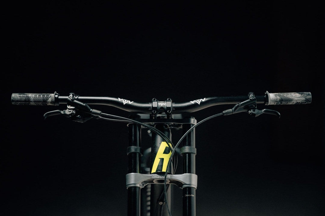 MTN Components Downhill Lenker- & Vorbau-Bundle (+GRATIS Griffe & Mudguard!) - The Motion Brand