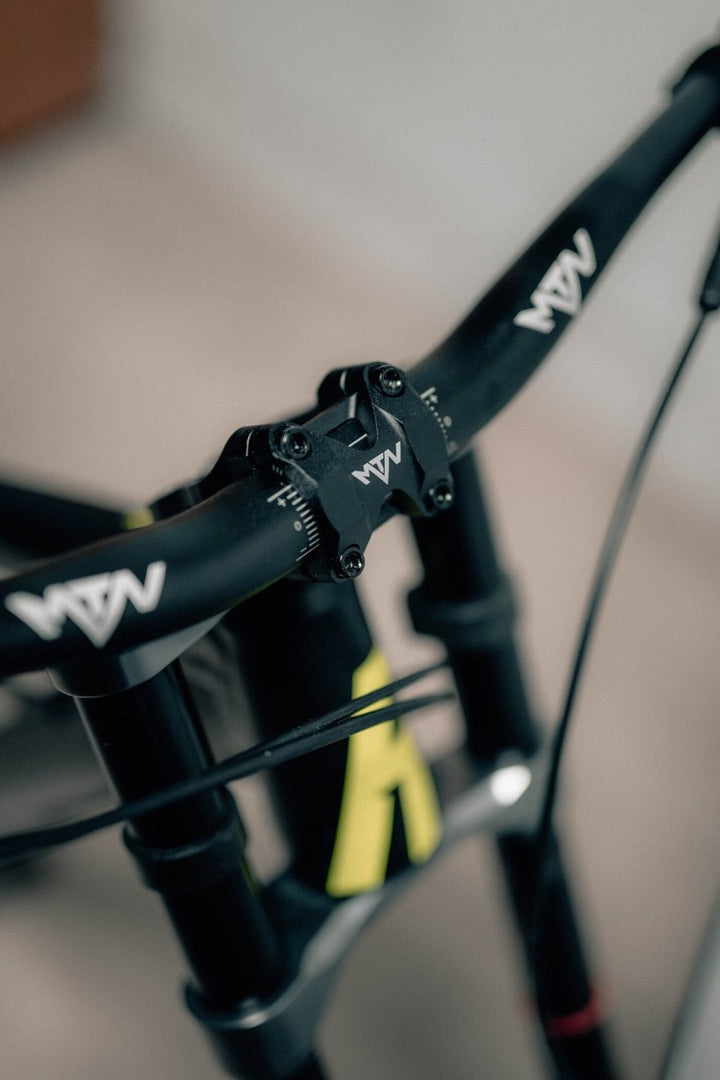 MTN Components Downhill Lenker- & Vorbau-Bundle (+GRATIS Griffe & Mudguard!) - The Motion Brand