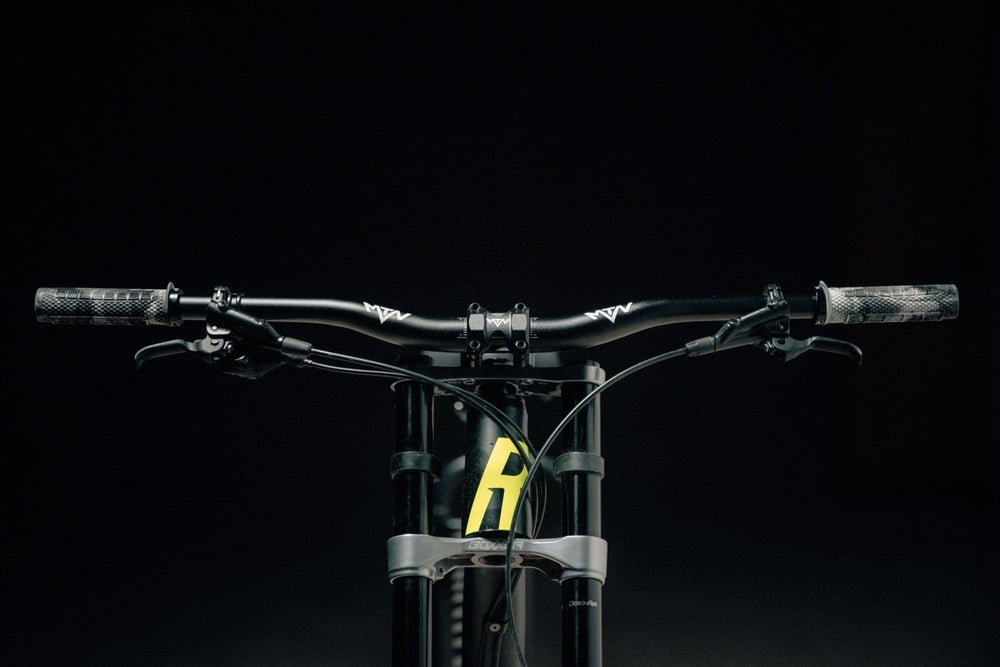 MTN Components Downhill MTB Vorbau - The Motion Brand MTN Components MTB Lenker - The Motion Brand Lukas Knopf Lenker Lukas Knopf Komponenten Merchandise Lukas Knopf Griffe Lifes Short Stunt It