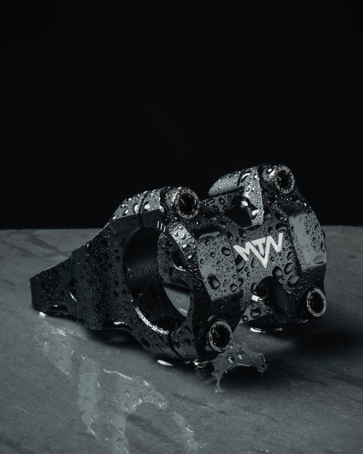 MTN Components Downhill MTB Vorbau - The Motion Brand MTN Components MTB Lenker - The Motion Brand Lukas Knopf Lenker Lukas Knopf Komponenten Merchandise Lukas Knopf Griffe Lifes Short Stunt It