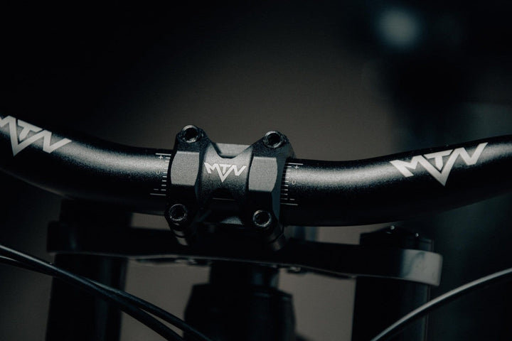 MTN Components Downhill MTB Vorbau - The Motion Brand MTN Components MTB Lenker - The Motion Brand Lukas Knopf Lenker Lukas Knopf Komponenten Merchandise Lukas Knopf Griffe Lifes Short Stunt It