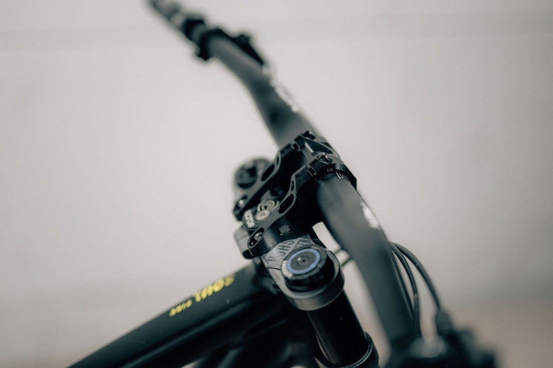 MTN Components Downhill MTB Vorbau - The Motion Brand MTN Components MTB Lenker - The Motion Brand Lukas Knopf Lenker Lukas Knopf Komponenten Merchandise Lukas Knopf Griffe Lifes Short Stunt It
