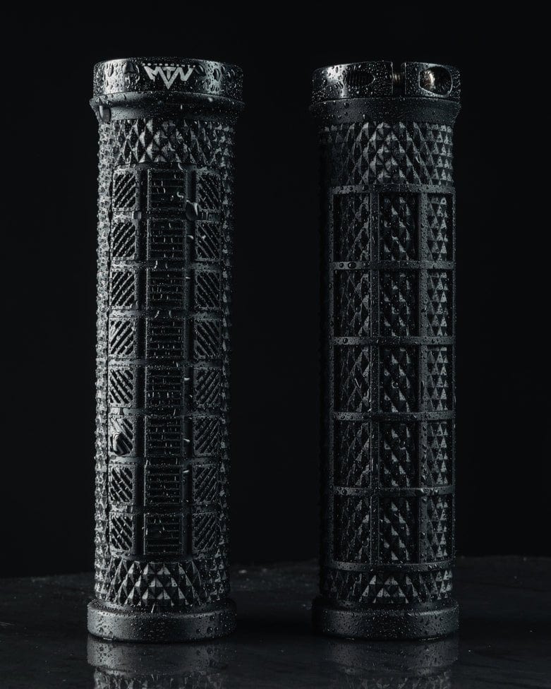 MTN Components Griffe Schwarz - The Motion Brand MTN Components MTB Lenker - The Motion Brand Lukas Knopf Lenker Lukas Knopf Komponenten Merchandise Lukas Knopf Griffe Lifes Short Stunt It MTN Components Griffe Camo - The Motion Brand Mountainbikegriffe Mountainbike Griffe Camo Schwarze Griffe Fahrrad Fahrradgriffe Lukas Knopf Griffe Lukas Knopf Merchandise MTB Griffe Schwarz