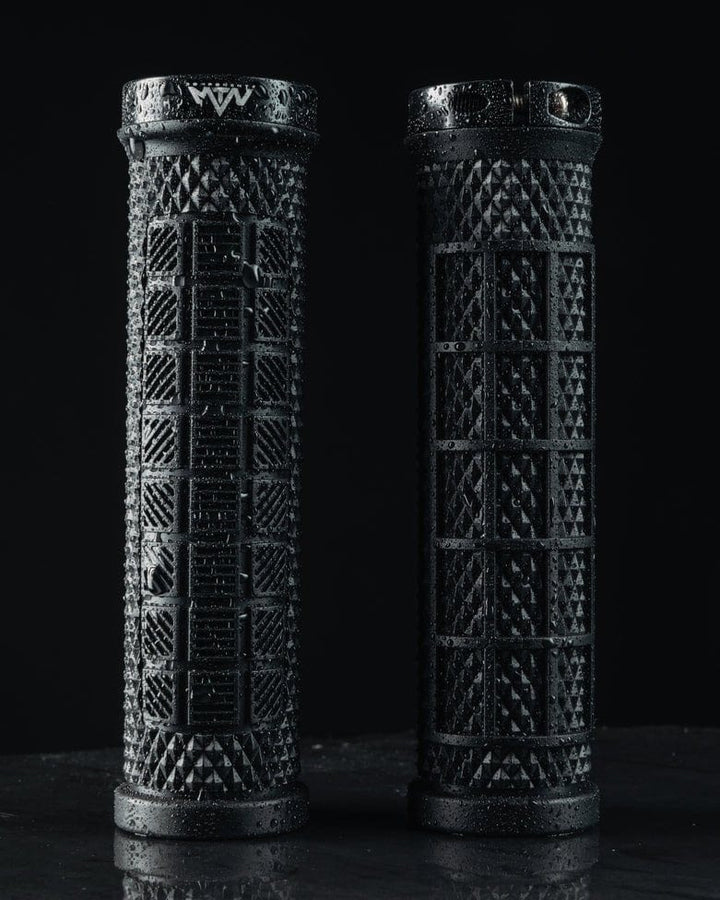 MTN Components Griffe Schwarz - The Motion Brand MTN Components MTB Lenker - The Motion Brand Lukas Knopf Lenker Lukas Knopf Komponenten Merchandise Lukas Knopf Griffe Lifes Short Stunt It MTN Components Griffe Camo - The Motion Brand Mountainbikegriffe Mountainbike Griffe Camo Schwarze Griffe Fahrrad Fahrradgriffe Lukas Knopf Griffe Lukas Knopf Merchandise MTB Griffe Schwarz