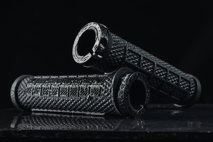 MTN Components Griffe Schwarz - The Motion Brand MTN Components MTB Lenker - The Motion Brand Lukas Knopf Lenker Lukas Knopf Komponenten Merchandise Lukas Knopf Griffe Lifes Short Stunt It Mountainbikegriffe Mountainbike Griffe Camo Schwarze Griffe Fahrrad Fahrradgriffe Lukas Knopf Griffe Lukas Knopf Merchandise MTB Griffe Schwarz