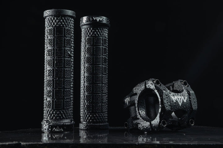 MTN Components Griffe Schwarz - The Motion Brand MTN Components MTB Lenker - The Motion Brand Lukas Knopf Lenker Lukas Knopf Komponenten Merchandise Lukas Knopf Griffe Lifes Short Stunt It Mountainbikegriffe Mountainbike Griffe Camo Schwarze Griffe Fahrrad Fahrradgriffe Lukas Knopf Griffe Lukas Knopf Merchandise MTB Griffe Schwarz