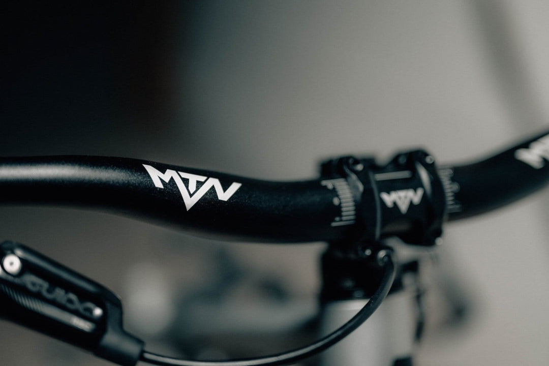 MTN Components MTB Lenker - The Motion Brand Lukas Knopf Lenker Lukas Knopf Komponenten Merchandise Lukas Knopf Griffe Lifes Short Stunt It