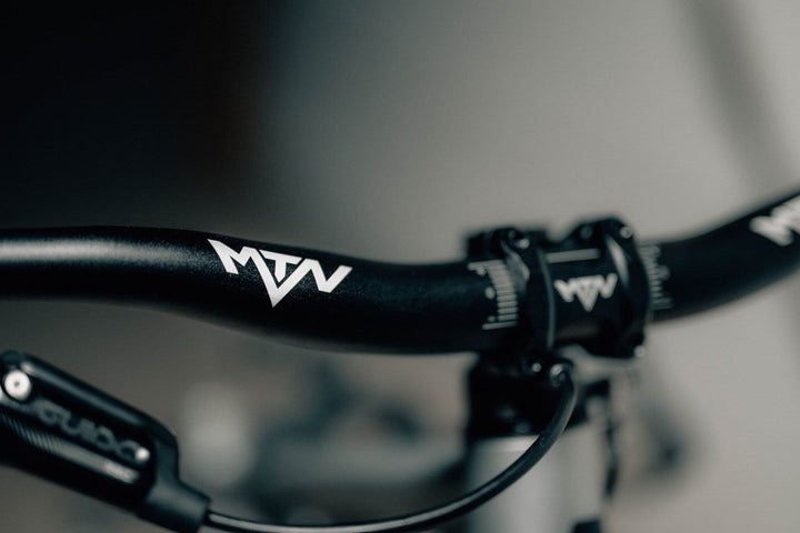 MTN Components MTB Lenker - The Motion Brand Lukas Knopf Lenker Lukas Knopf Komponenten Merchandise Lukas Knopf Griffe Lifes Short Stunt It