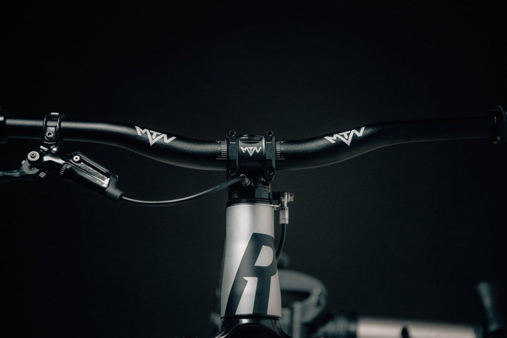 MTN Components MTB Lenker - The Motion Brand Lukas Knopf Lenker Lukas Knopf Komponenten Merchandise Lukas Knopf Griffe Lifes Short Stunt It