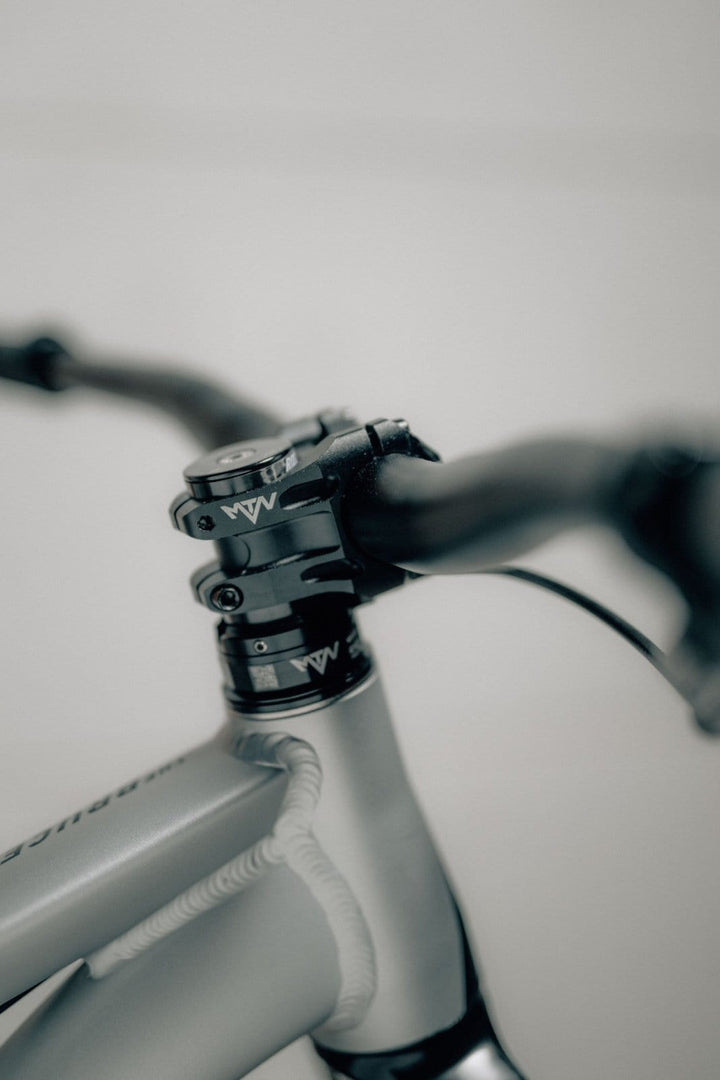 MTN Components MTB Vorbau - The Motion Brand MTN Components MTB Lenker - The Motion Brand Lukas Knopf Lenker Lukas Knopf Komponenten Merchandise Lukas Knopf Griffe Lifes Short Stunt It